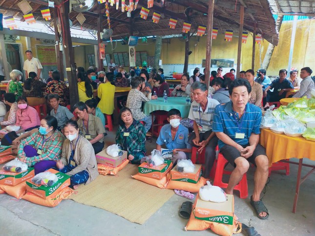 Bà con nghèo, mù, khuyết tật về chùa Thiên Phước nhận quà