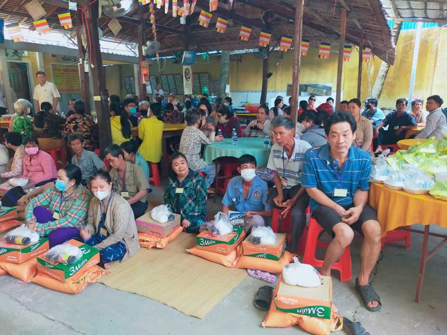 Bà con nghèo, mù, khuyết tật về chùa Thiên Phước nhận quà