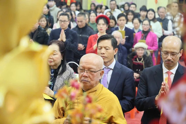 Hòa thượng Thích Thiện Bảo, cùng các đại biểu dâng hương Tam bảo