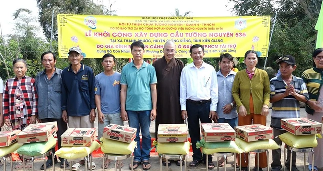 Chùa Tường Nguyên trao quà đến người dân địa phương Chùa Tường Nguyên trao quà đến người dân địa phương