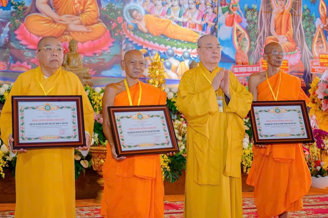 Trưởng lão Hòa thượng Thích Thanh Nhiễu trao Bằng tuyên dương công đức đến Hội đồng Điều hành Học viện và các cá nhân