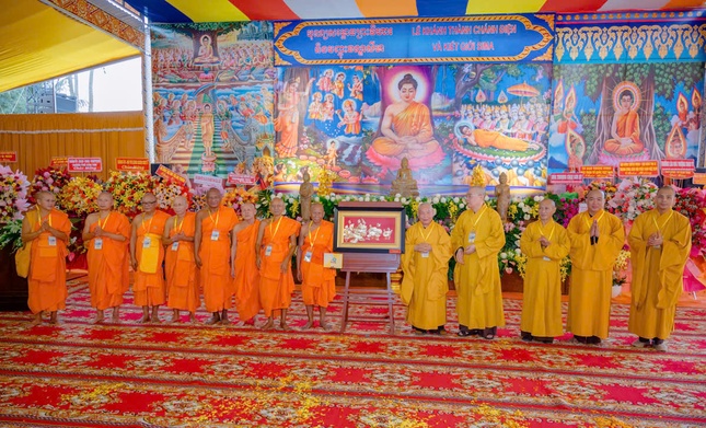 Trưởng lão Hòa thượng Chủ tịch Hội đồng Trị sự tặng bức tranh hoa sen vàng đến Hội đồng Điều hành Học viện