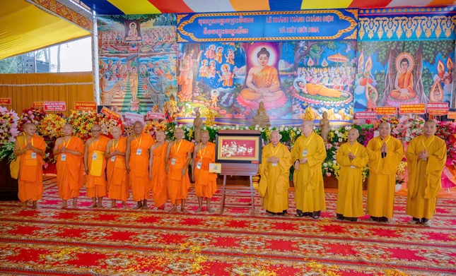 Trưởng lão Hòa thượng Chủ tịch Hội đồng Trị sự tặng bức tranh hoa sen vàng đến Hội đồng Điều hành Học viện