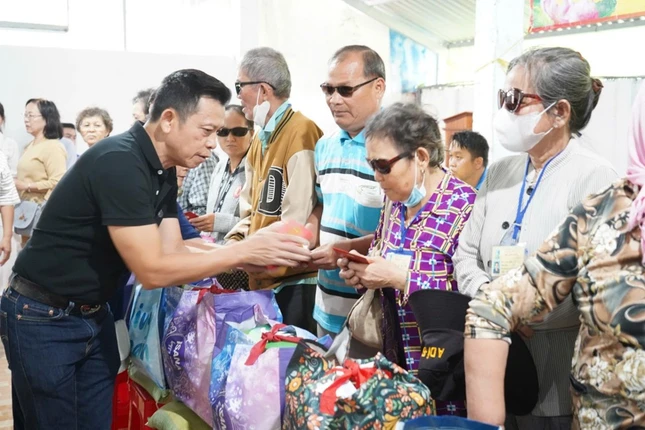 Trao quà đến người khuyết tật và khiếm thính, tại chùa Phú Khánh