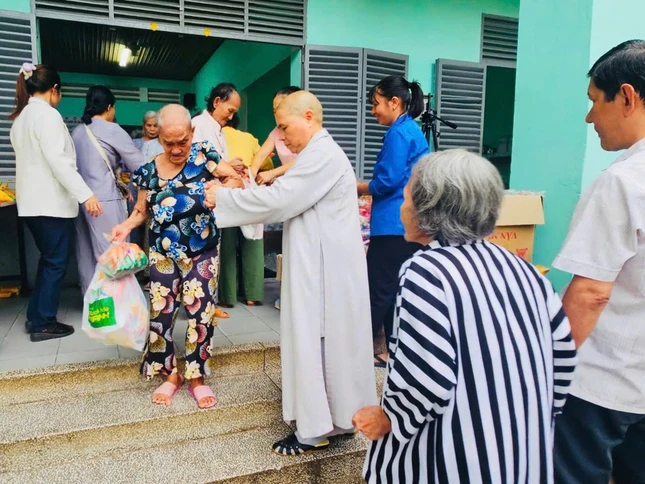 Ni sư Thích nữ Như Hiền trao quà tại trung tâm