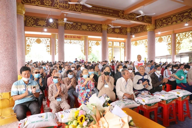Bà con đến nhận quà tại tịnh xá Ngọc Nguyên