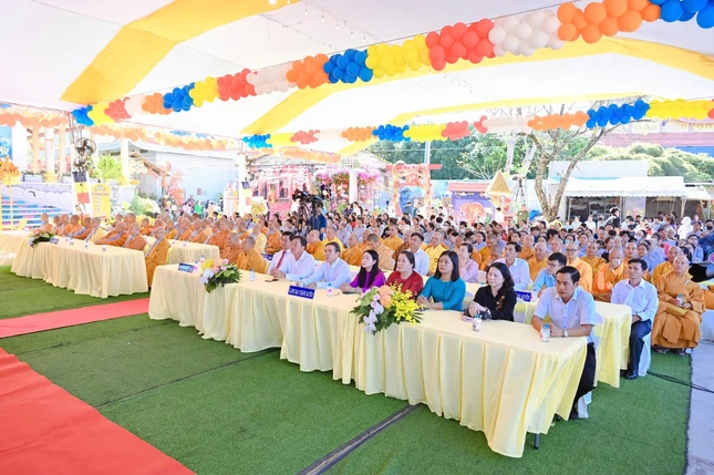 Chư tôn đức Tăng Ni, đại diện chính quyền các cấp tham dự