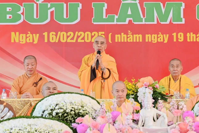 Trưởng lão Hòa thượng Thích Quang Nhuận ban đạo từ