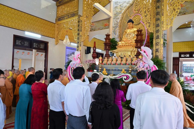 Khóa lễ cầu nguyện tại chánh điện Bửu Lâm tự