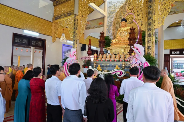 Khóa lễ cầu nguyện tại chánh điện Bửu Lâm tự