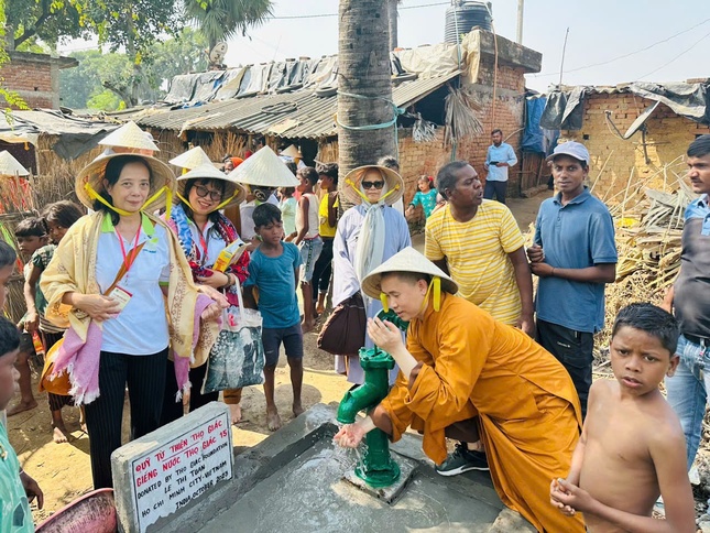 Nghiệm thu giếng nước cho người dân khó khăn tại Ấn Độ