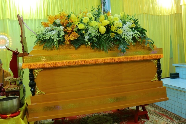 Kim quan Ni trưởng tại Giác linh đường Kim quan Ni trưởng tại Giác linh đường