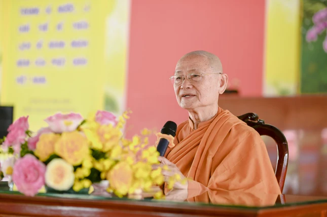 Trưởng lão Hòa thượng Viên Minh khai pháp tại khóa tu Ngày an lạc