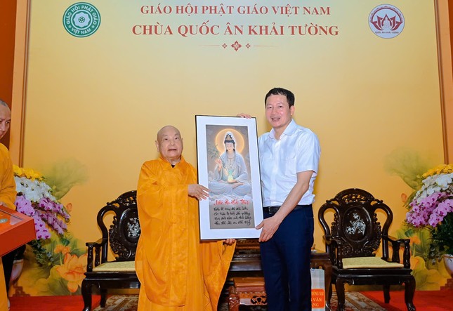 Trưởng lão Hòa thượng Chủ tịch Hội đồng Trị sự tặng bức tranh Đức Quán Thế Âm đến Bí thư Tỉnh ủy tỉnh Đồng Nai