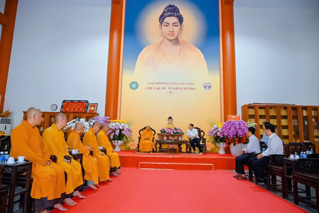 Quang cảnh buổi tiếp Bí thư Tỉnh ủy tỉnh Đồng Nai Vũ Hồng Văn tại chùa Quốc Ân Khải Tường