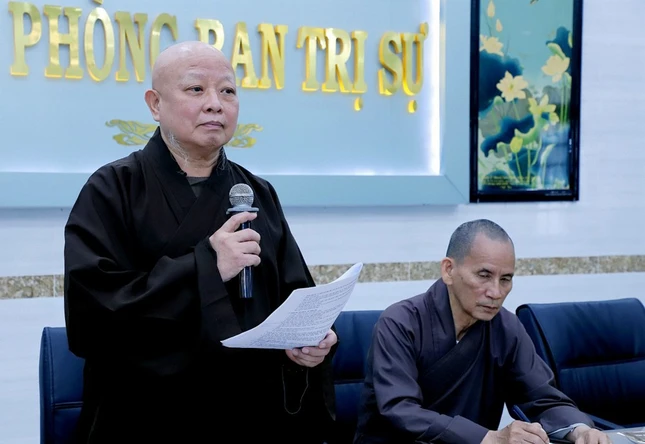 Hòa thượng Thích Lệ Trang góp ý tại buổi họp