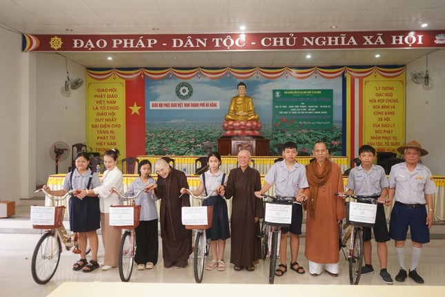 Trao xe đạp cho các em đoàn sinh Gia đình Phật tử Đà Nẵng Trao xe đạp cho các em đoàn sinh Gia đình Phật tử Đà Nẵng