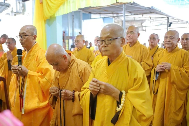 Chư tôn đức thắp hương tưởng niệm tại truy niệm Ni trưởng Thích nữ Tịnh Thanh