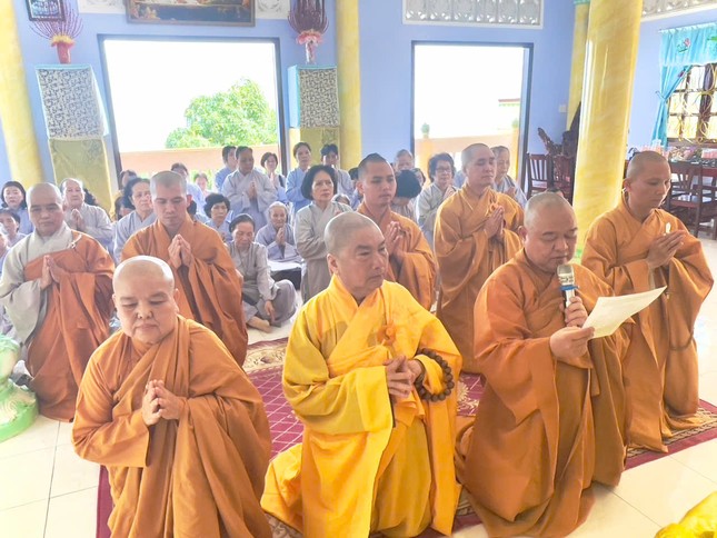 Thượng tọa Thích Thiện Chí, Trưởng Pháp tử đã dâng lời tưởng niệm