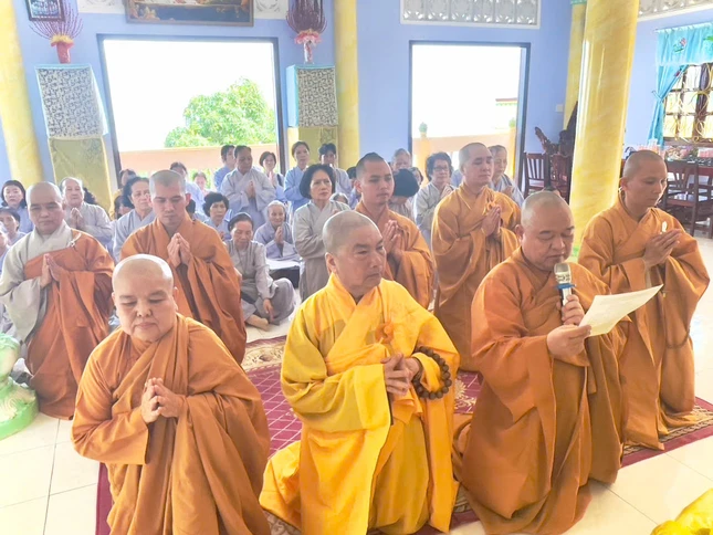 Thượng tọa Thích Thiện Chí, Trưởng Pháp tử đã dâng lời tưởng niệm