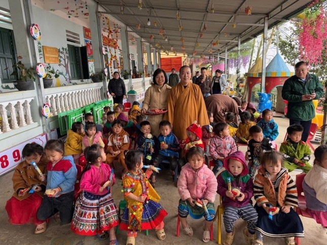 Đoàn tới thăm và tặng quà cho các cháu mầm non