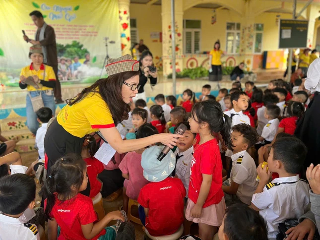 Giao lưu với các em nhỏ Giao lưu với các em nhỏ