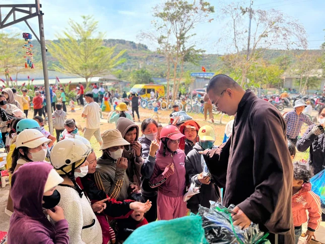 Đại đức Thích Minh Phú trao quà đến các gia đình đồng bào khó khăn Đại đức Thích Minh Phú trao quà đến các gia đình đồng bào khó khăn
