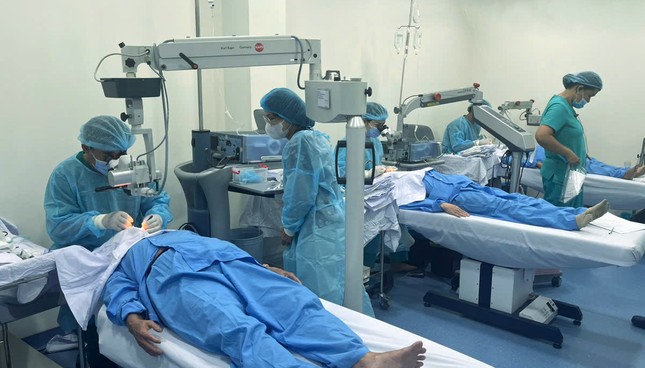 Bệnh nhân được y bác sĩ Trung tâm Mắt Trưng Vương phẫu thuật đem lại ánh sáng