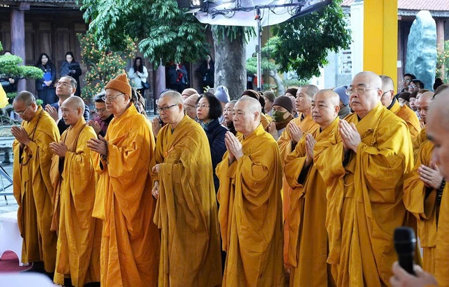 Chư tôn đức đảnh lễ trước hương án Đức Đệ nhị Pháp chủ GHPGVN - Đại lão Hòa thượng Thích Tâm Tịch