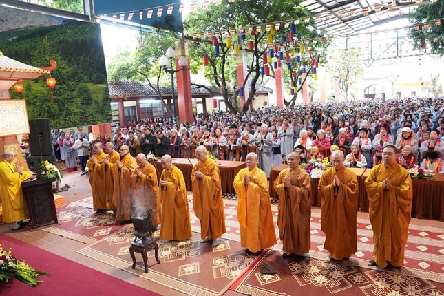 Hòa thượng Thích Bảo Nghiêm, chư Tăng và toàn thể hội chúng tụng thời kinh Dược Sư nguyện cầu quốc thái dân an, thế giới hòa bình