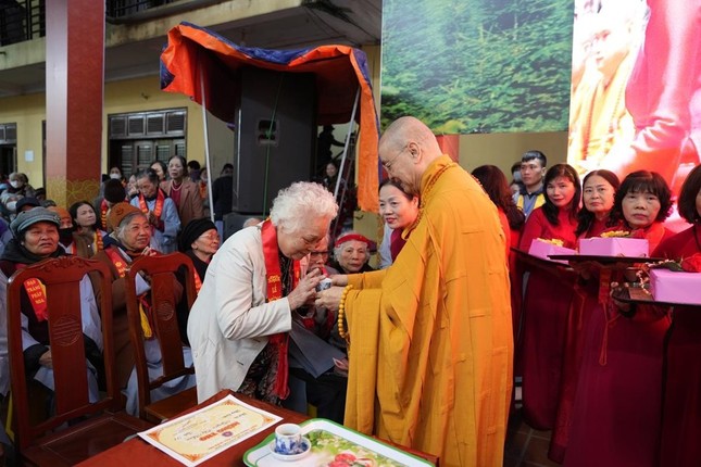 Hòa thượng Thích Huệ Phước, Ủy viên Thường trực Hội đồng Trị sự, Phó Trưởng ban Thường trực Ban Hoằng pháp T.Ư trao chung trà mừng thọ đến Phật tử cao niên