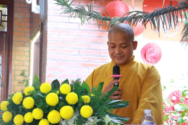 Đại đức Thích Lệ Duyên thông qua giấy chứng nhận đăng ký sinh hoạt tôn giáo tập trung Quan Âm Lan Nhã