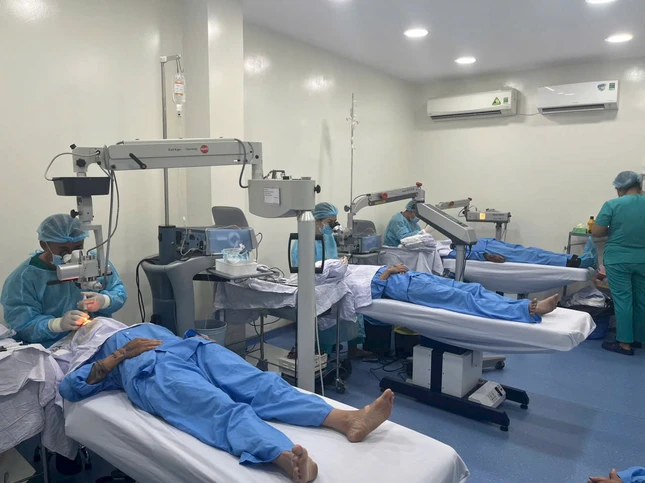 Y bác sĩ Trung tâm Mắt Trưng Vương phẫu thuật mắt cho bệnh nhân