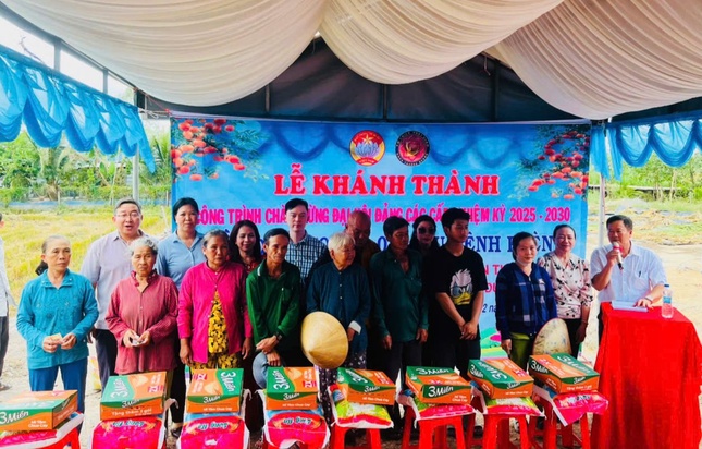 Đoàn trao 50 phần quà đến bà con khó khăn xã An Thạnh Nam