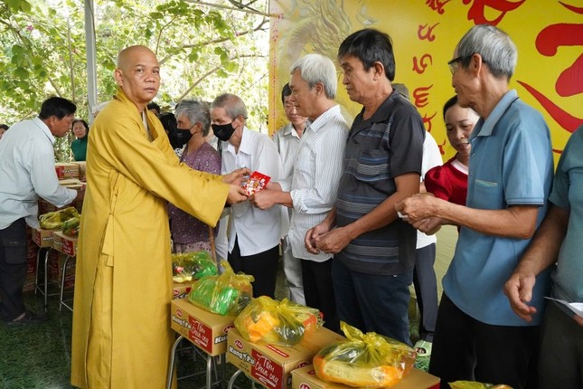 Thượng tọa Thích Trung Chánh trao quà