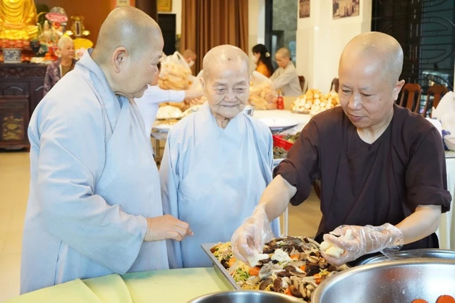 Chư Ni thực hiện món chay đóng góp cho buffet chay gây quỹ Chư Ni thực hiện món chay đóng góp cho buffet chay gây quỹ