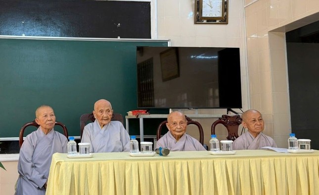 Chư Ni trưởng Ban Chứng minh và chủ tọa