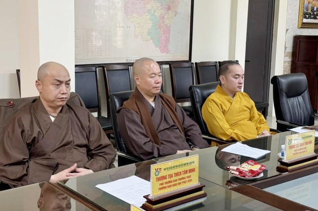 Chư tôn đức tham dự họp