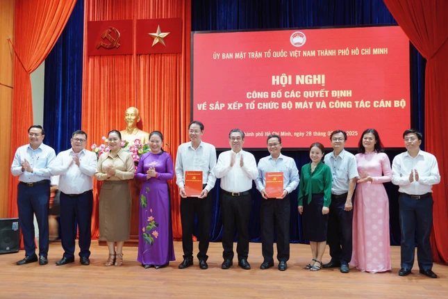 Ông Nguyễn Phước Lộc, Phó Bí thư Thành ủy, Chủ tịch Ủy ban MTTQVN TP.HCM và bà Lê Thị Hồng Nga, Phó Bí thư Đảng ủy các cơ quan Đảng Thành phố trao quyết định thành lập Đảng ủy Cơ quan Ủy ban MTTQVN TP - Ảnh: MTTQTP