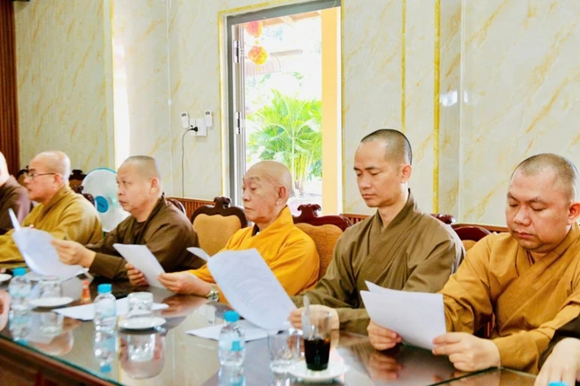 Chư tôn đức tham dự họp