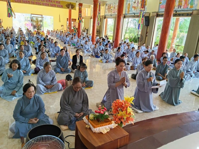 Phật tử Hoa Minh đại diện đạo tràng dâng lời phát nguyện tu học