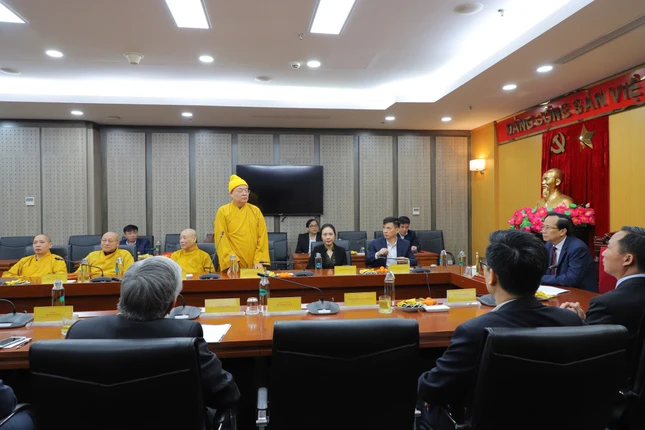 Trưởng lão Hòa thượng Thích Thanh Nhiễu đại diện GHPGVN chúc mừng tới tân Bộ trưởng Đào Ngọc Dung