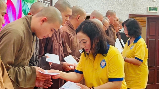 Thành viên Hội Nhất Tâm Charity (Hòa Kỳ) trao học bổng khuyến học cho Tăng Ni sinh - Ảnh: T.Q