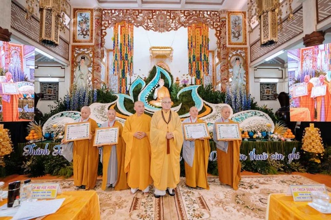 Lãnh đạo Ban Trị sự tỉnh trao Bằng tuyên dương công đức đến các vị thuộc Phân ban Ni giới tỉnh