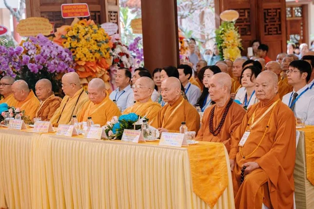 Chư vị giáo phẩm chứng minh và quý khách tham dự