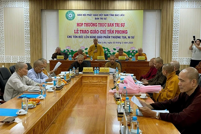 Thượng tọa Thích Giác Nghi chủ trì buổi họp của Ban Thường trực