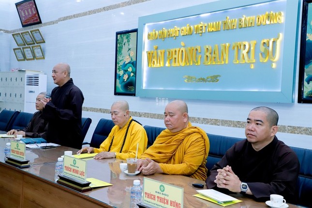 Chư tôn đức tham dự họp Chư tôn đức tham dự họp