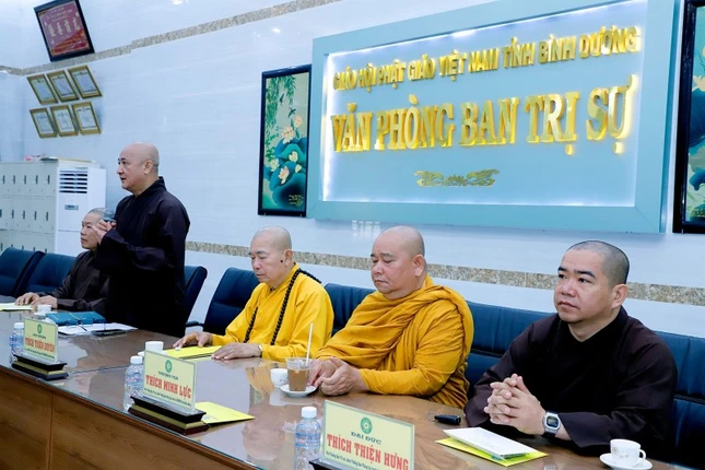 Chư tôn đức tham dự họp