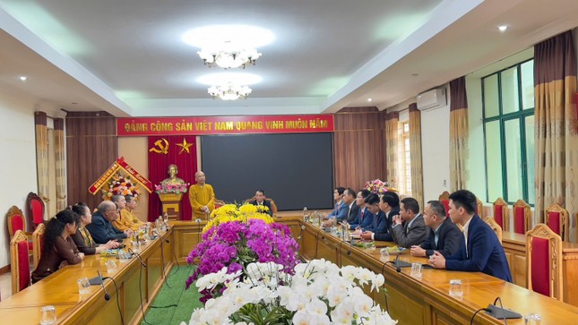 Thượng tọa Thích Quảng Truyền chúc mừng ông Phạm Đức Huân và các vị Sở Dân tộc và Tôn giáo tỉnh