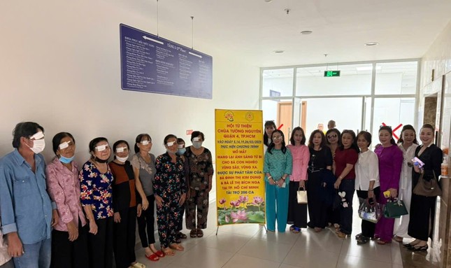Bệnh nhân nghèo được các mạnh thường quân tài trợ chi phí phẫu thuật mắt Bệnh nhân nghèo được các mạnh thường quân tài trợ chi phí phẫu thuật mắt